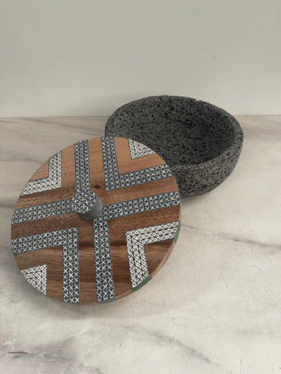 Tortillero De Piedra Volcánica Con Tapa de Madera de Parota Pintada a Mano - Tlahuanoni (Modelo A)