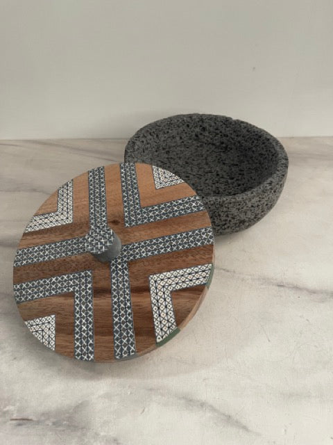 Tortillero De Piedra Volcánica Con Tapa de Madera de Parota Pintada a Mano - Tlahuanoni (Modelo A)