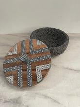 Cargar imagen en el visor de la galería, Tortillero De Piedra Volcánica Con Tapa de Madera de Parota Pintada a Mano - Tlahuanoni (Modelo A)
