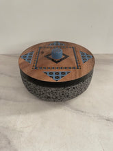 Cargar imagen en el visor de la galería, Tortillero De Piedra Volcánica Con Tapa de Madera de Parota Pintada a Mano - Tlahuanoni (Modelo B)
