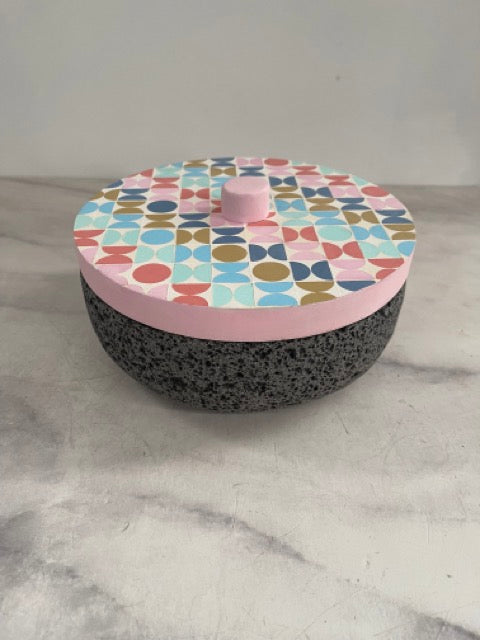 Tortillero De Piedra Volcánica Con Tapa de Madera de Parota Pintada a Mano - Tlahuanoni (Modelo C)