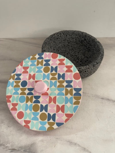 Tortillero De Piedra Volcánica Con Tapa de Madera de Parota Pintada a Mano - Tlahuanoni (Modelo C)
