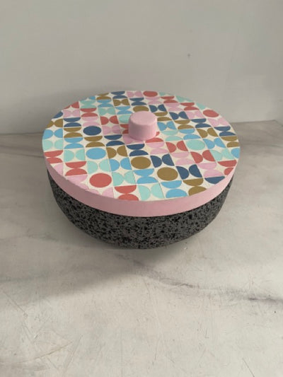 Tortillero De Piedra Volcánica Con Tapa de Madera de Parota Pintada a Mano - Tlahuanoni (Modelo C)