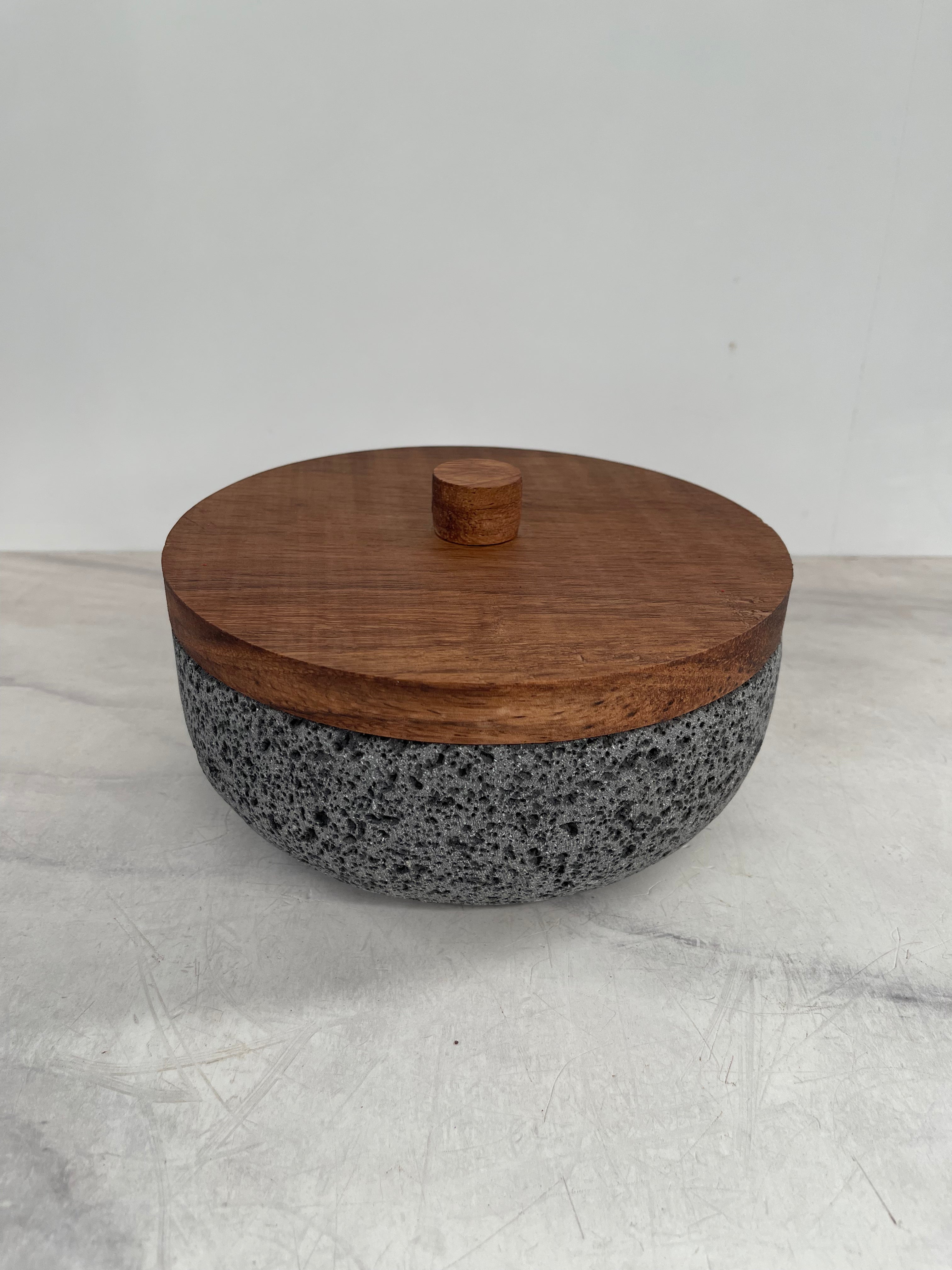 Tortillero De Piedra Volcánica Con Tapa de Madera de Parota - Tlahuanoni