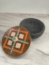 Cargar imagen en el visor de la galería, Tortillero De Piedra Volcánica Con Tapa de Madera de Parota Pintada a Mano - Tlahuanoni (Modelo D)
