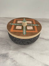 Cargar imagen en el visor de la galería, Tortillero De Piedra Volcánica Con Tapa de Madera de Parota Pintada a Mano - Tlahuanoni (Modelo D)
