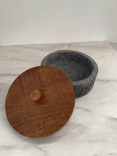 Cargar imagen en el visor de la galería, Tortillero De Piedra Volcánica Rayado Con Tapa de Madera de Parota - Xomolli
