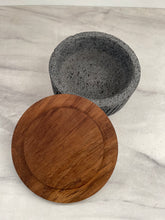 Cargar imagen en el visor de la galería, Tortillero De Piedra Volcánica Rayado Con Tapa de Madera de Parota - Xomolli
