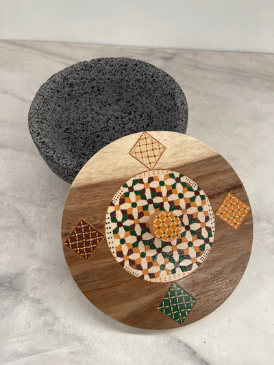 Tortillero De Piedra Volcánica Con Tapa de Madera de Parota Pintada a Mano - Tlahuanoni (Modelo E)
