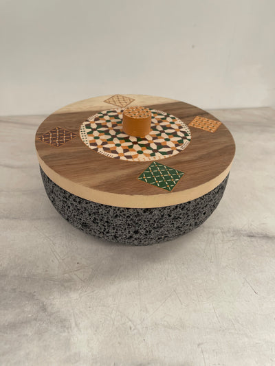 Tortillero De Piedra Volcánica Con Tapa de Madera de Parota Pintada a Mano - Tlahuanoni (Modelo E)