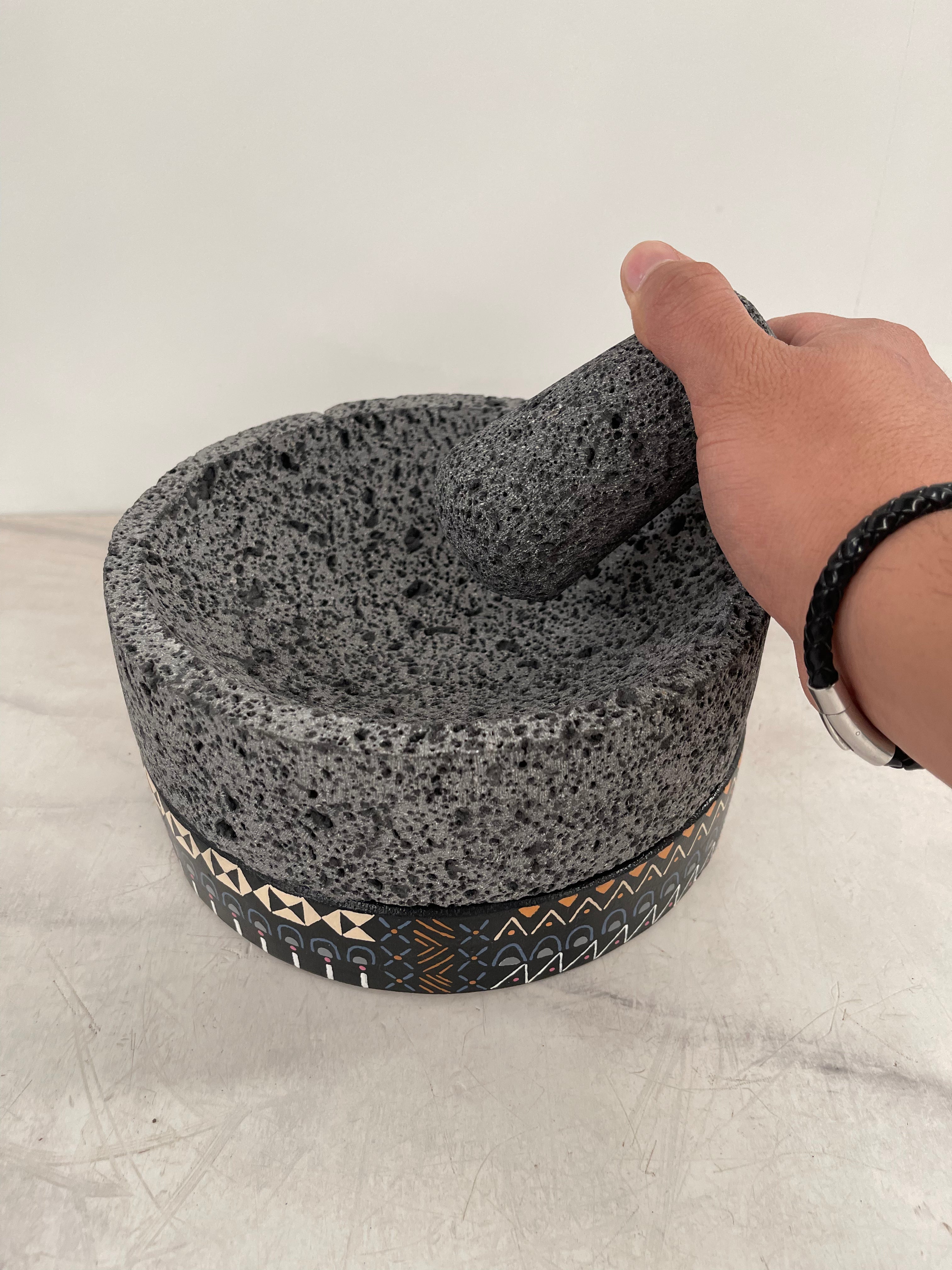 Molcajete de Piedra Volcánica con Base Pintada a Mano (Grande) - Calli 8" (Modelo A)