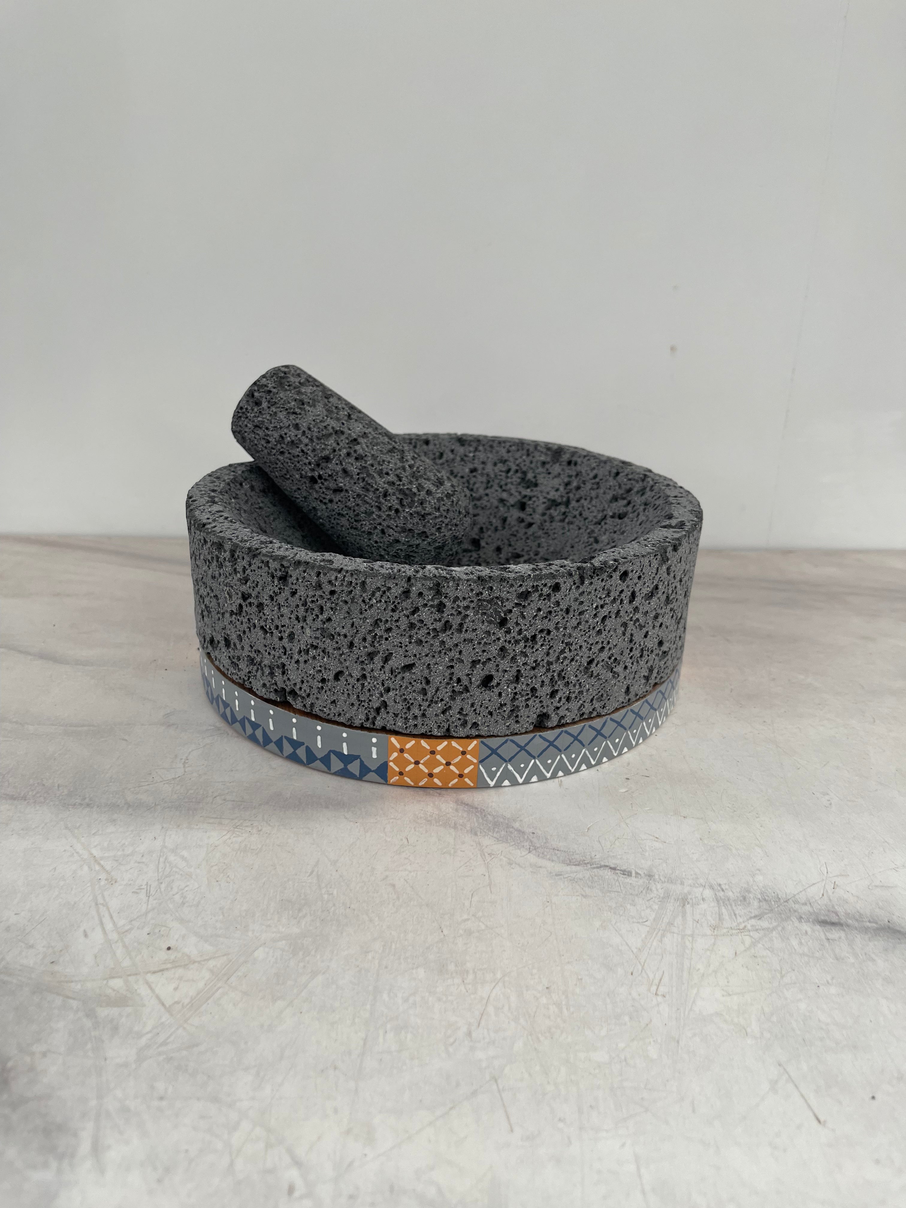 Molcajete de Piedra Volcánica con Base Pintada a Mano - Calli 8" (Modelo D)