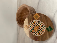 Cargar imagen en el visor de la galería, Tortillero de Madera de Parota con Tapa Pintada a Mano
