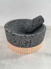 Cargar imagen en el visor de la galería, Molcajete de Piedra Volcánica con Base Pintada a Mano (Grande) - Calli 8&quot; (Modelo B)
