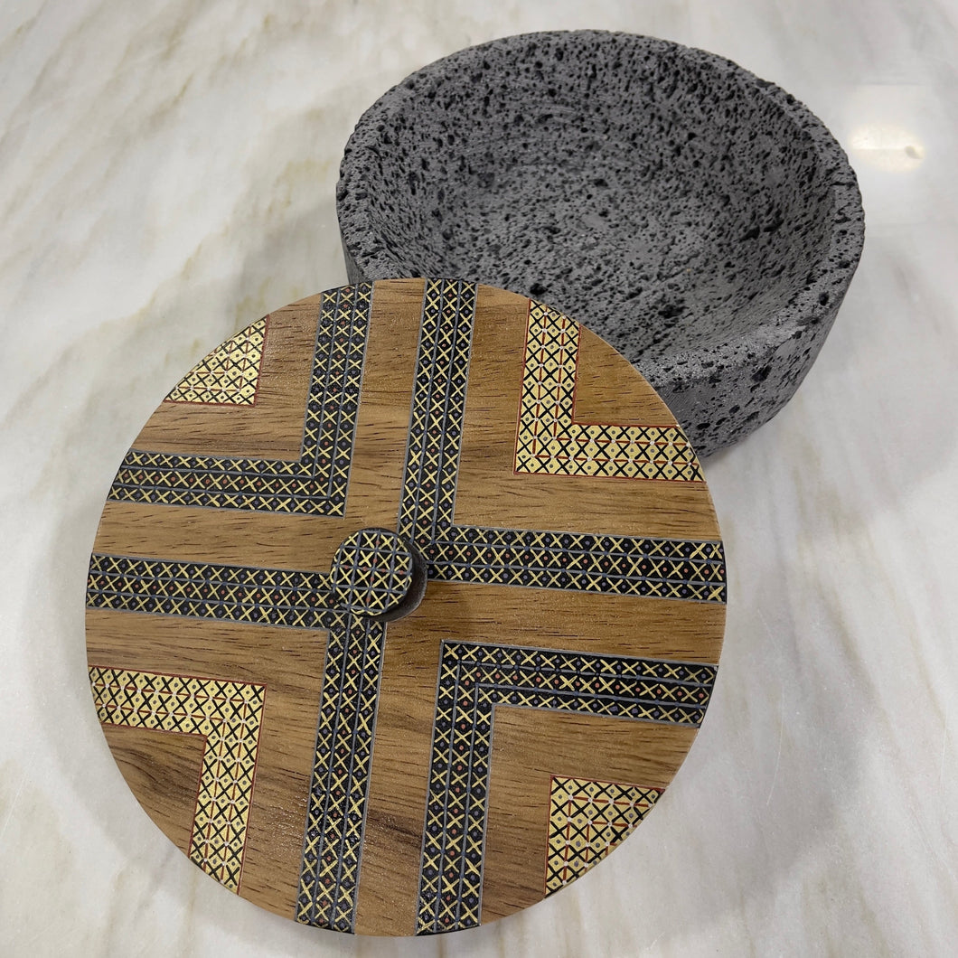 Tortillero De Piedra Volcánica Con Tapa de Madera de Parota Pintada a Mano - Tlahuanoni (Modelo F)