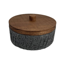Cargar imagen en el visor de la galería, Tortillero De Piedra Volcánica Rayado Con Tapa de Madera de Parota - Xomolli
